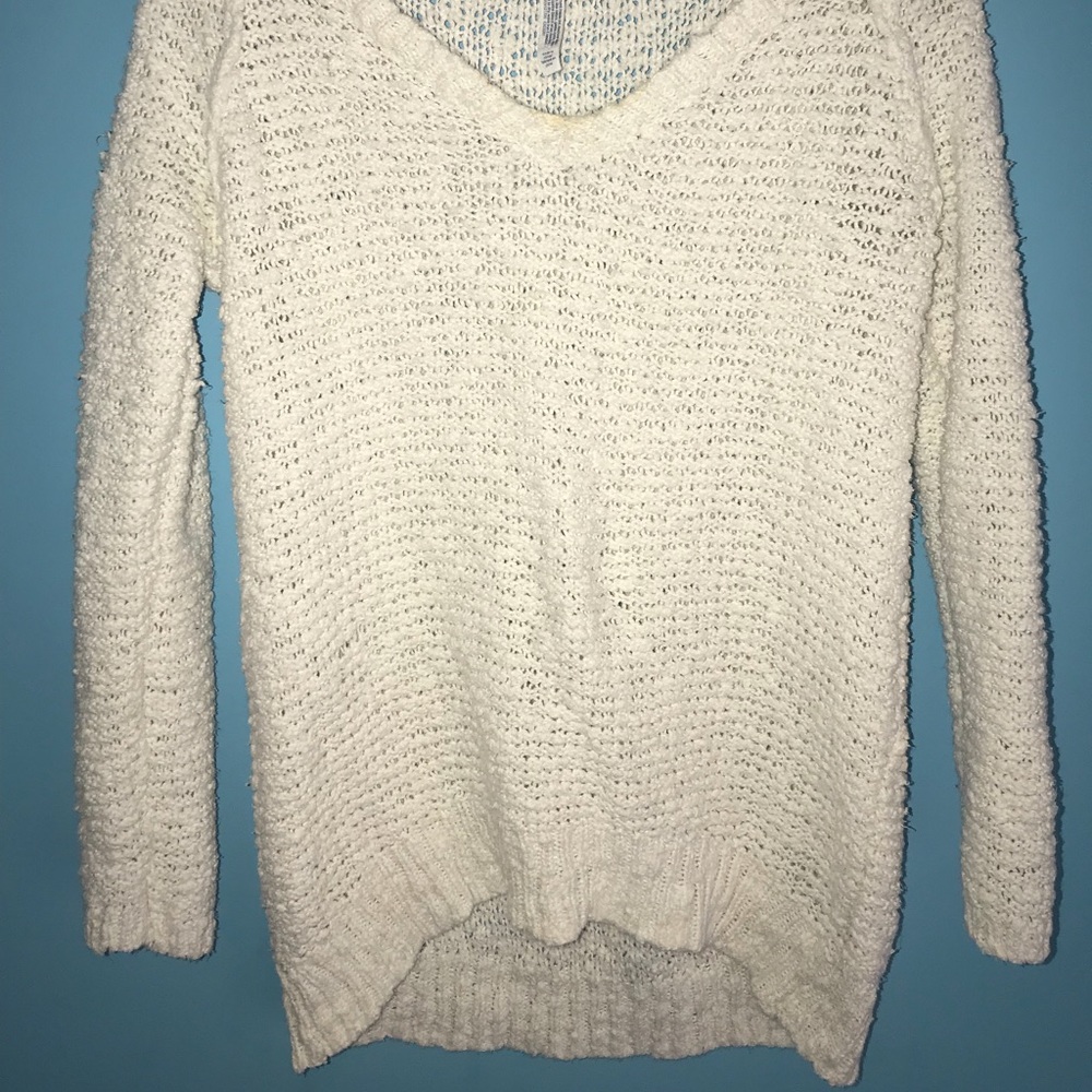 White high- low v-neck sweater